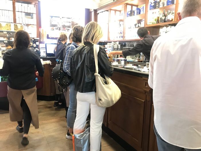 Da oggi caffè al banco e pasti all'interno, ma i cuneesi preferiscono stare all'aperto [FOTO]