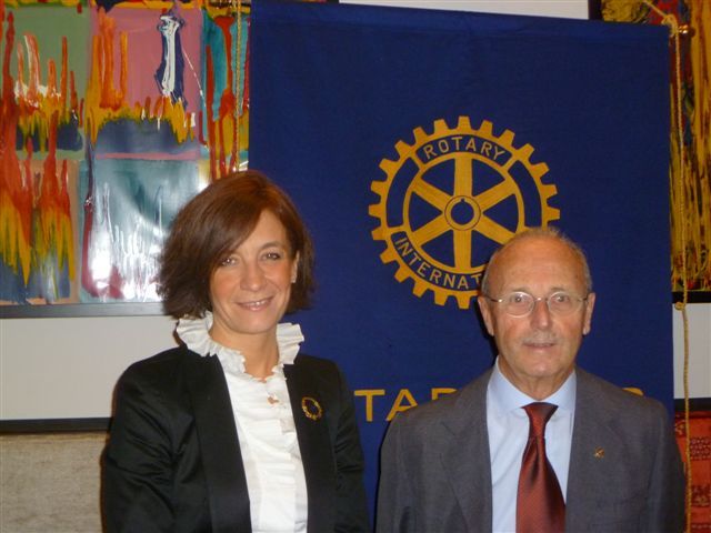 L'egittologa Silvia Einaudi e il presidente Rotary Saluzzo Civallero