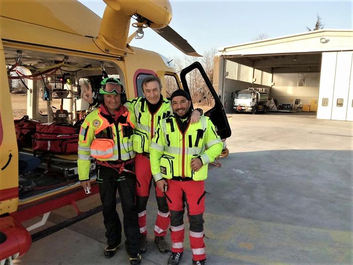 Luigi Richard (il primo a sinistra) con l'equipe sanitaria prima del decollo per Amatrice