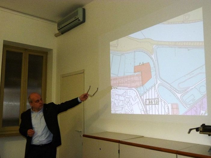 Il sindaco Marello illustra una tavola del Piano regolatore di Alba in commissione