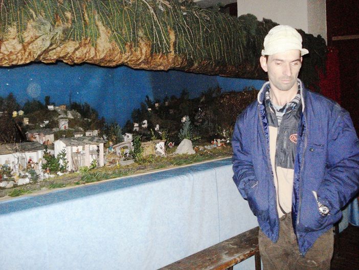 Mauro Pellegrino davanti al suo presepe