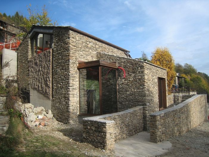 Il “Centro benessere” di Ostana, che Maurino definisce essere “reso tipico dall’inserimento di una specie di cabina telefonica (molto tipico soprattutto il tetto piano in rame!) e da un nuovo sistema antitradizionale di 'non' sporgenza del tetto”