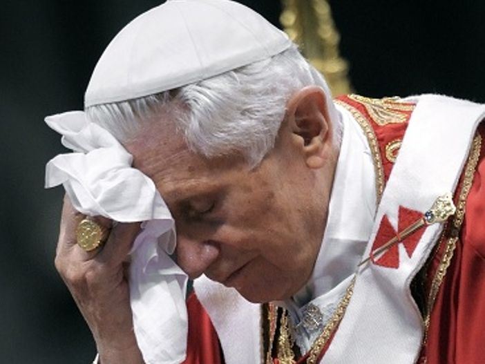 La decisione di Papa Benedetto XVI: il volto umano della Chiesa. Video Servizio con Mons. Cavallotto