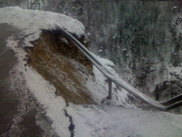 Cede il muro di sostegno della SP 422 della valle Maira nei pressi di Stroppo