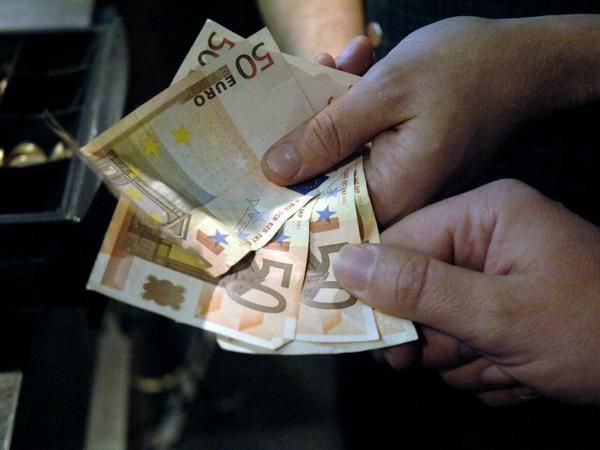 I carabinieri hanno recuperato il denaro consegnato alla truffatrice I carabinieri hanno recuperato il denaro consegnato alla truffatrice