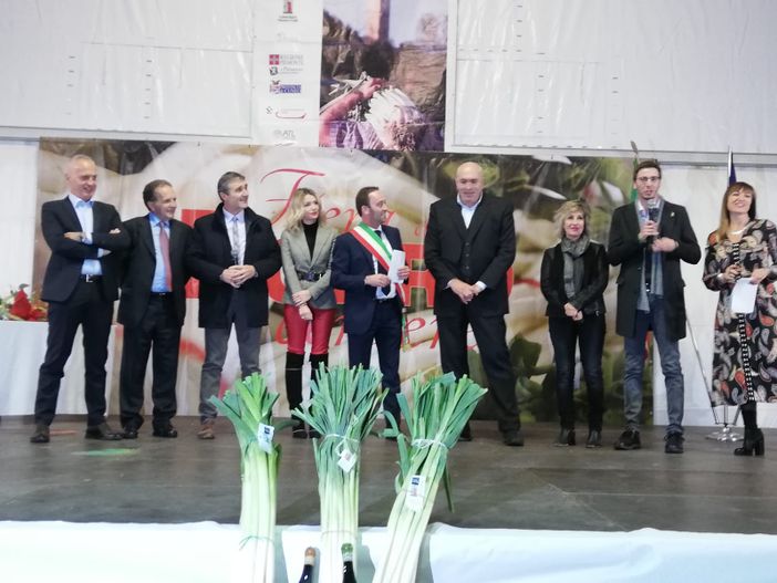 Inaugurata la 39^ fiera del porro di Cervere. Porro d'oro a Teo Musso, il fondatore del Baladin