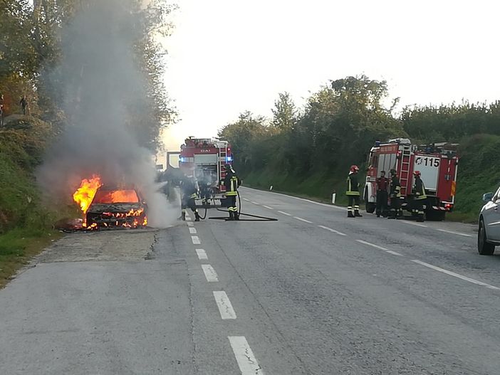 Auto in fiamme sulla Fondovalle Tanaro in prossimità di Narzole, nessun ferito Auto in fiamme sulla Fondovalle Tanaro in prossimità di Narzole, nessun ferito