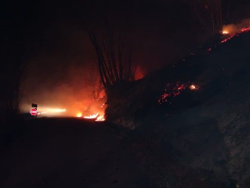 L'intervento di Aib e Vigili del fuoco, ieri sera, a Bagnolo Piemonte