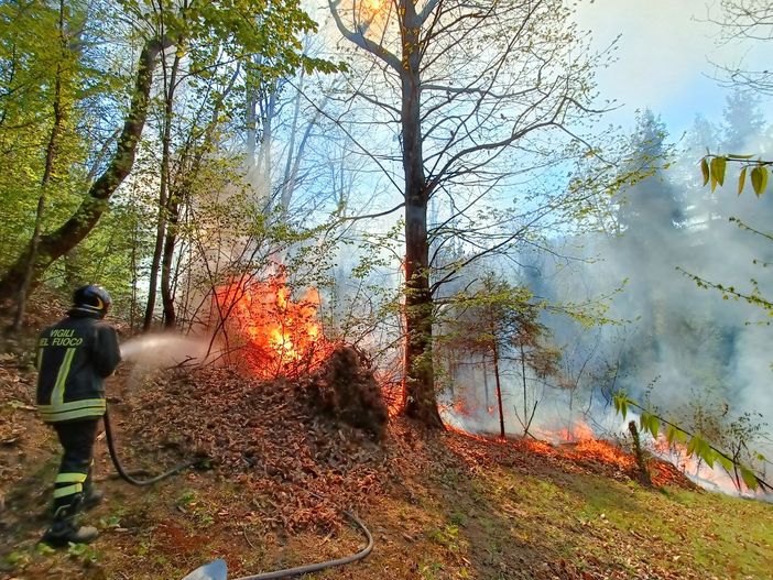 Le immagini si riferiscono all'incendio di Cervasca Le immagini si riferiscono all'incendio di Cervasca