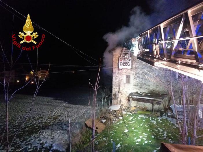 In fiamme un tetto ad Entracque in via Roata