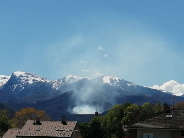 Lanci con elicottero per sedare un incendio boschivo a Roccaforte Mondovì