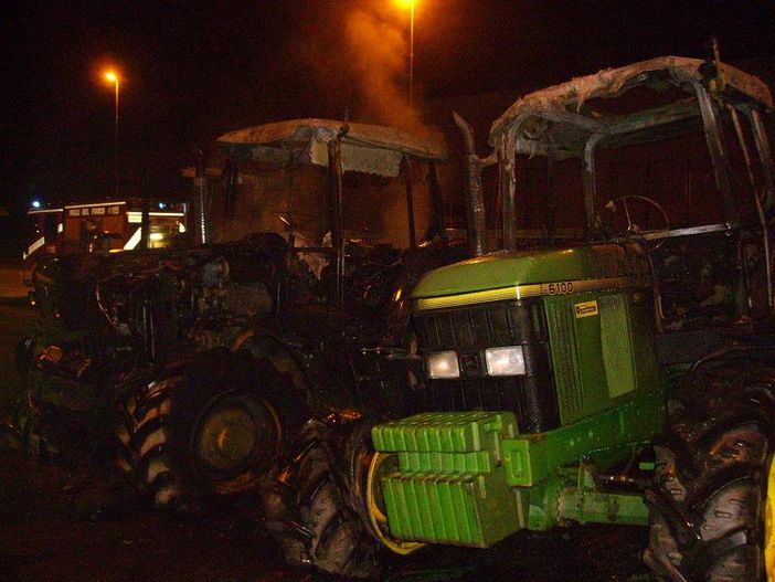 Nella foto i trattori incendiati a Cavallermaggiore