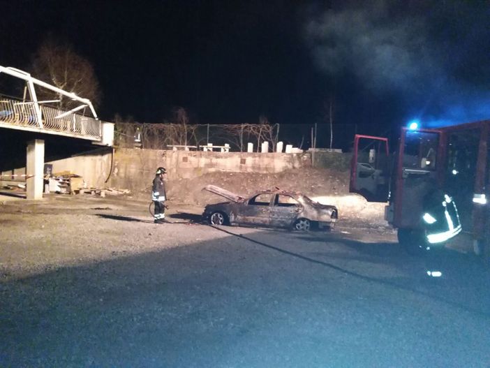 A fuoco un'auto e una tettoia a San Michele Mondovì