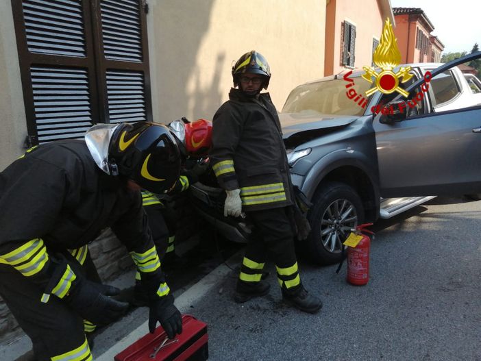 Auto contro un muro a Nucetto, sulla statale 28: disagi alla circolazione