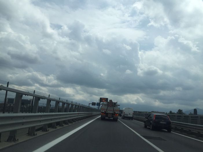 Tamponamento tra auto e furgone sulla Est Ovest di Cuneo: tunnel chiuso