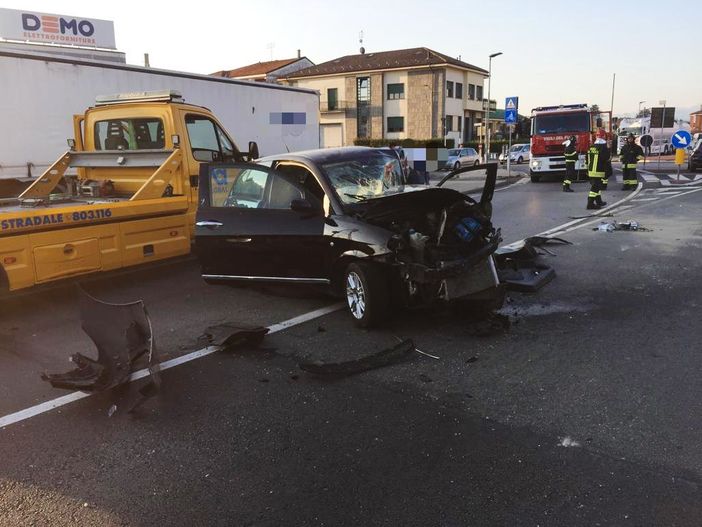 Fossano, auto contro camion in via Circonvallazione: un ferito Fossano, auto contro camion in via Circonvallazione: un ferito
