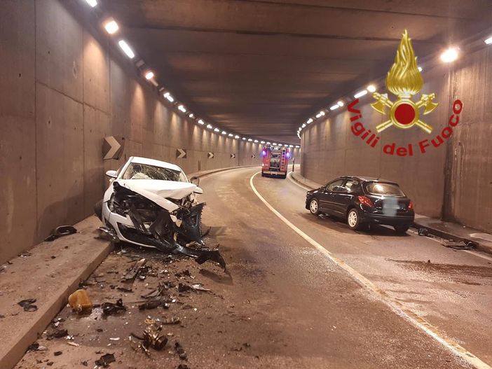 Incidente nella galleria Carle di Cuneo, strada chiusa al traffico