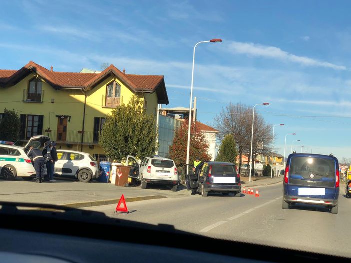 Incidente a Madonna dell'Olmo, auto sfonda cancellata di una casa Incidente a Madonna dell'Olmo, auto sfonda cancellata di una casa