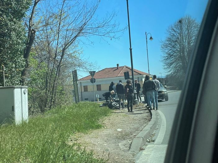 Scontro tra moto e auto alla rotonda del mercato delle uve: soccorsi sul posto Scontro tra moto e auto alla rotonda del mercato delle uve: soccorsi sul posto