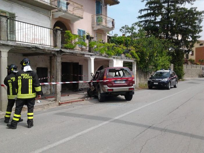 Monforte d'Alba, Suv sbatte violentemente contro un palo di cemento