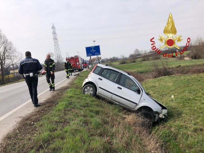 Auto fuori strada a Mondovì: tre i feriti affidati alle cure del 118
