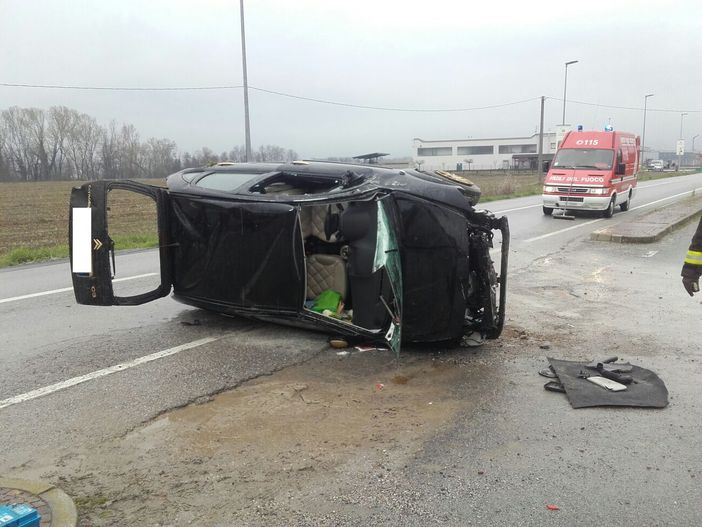 Auto perde controllo e si cappotta a Morozzo Auto perde controllo e si cappotta a Morozzo