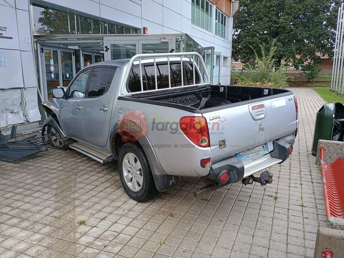 Perde il controllo del pick-up e si schianta contro l'ingresso della piscina comunale di Alba Perde il controllo del pick-up e si schianta contro l'ingresso della piscina comunale di Alba