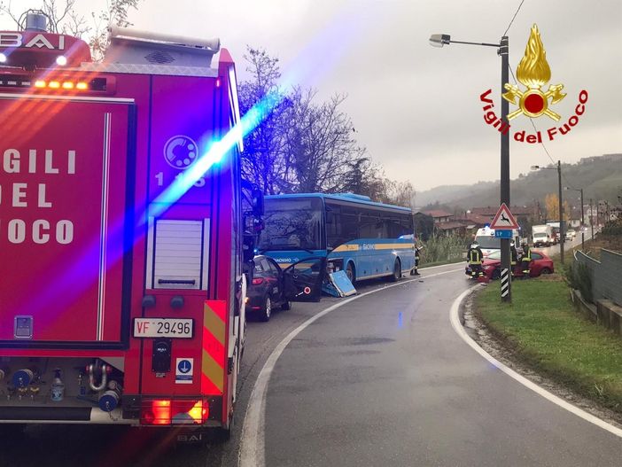 Autobus contro auto a Priocca: fortunatamente solo un ferito lieve