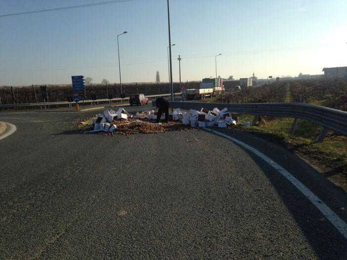 Camion perde il carico di kiwi sulla provinciale 161 a Saluzzo