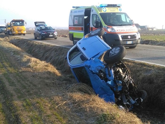 Frontale tra Morozzo e Sant'Albano Stura: strada bloccata Frontale tra Morozzo e Sant'Albano Stura: strada bloccata