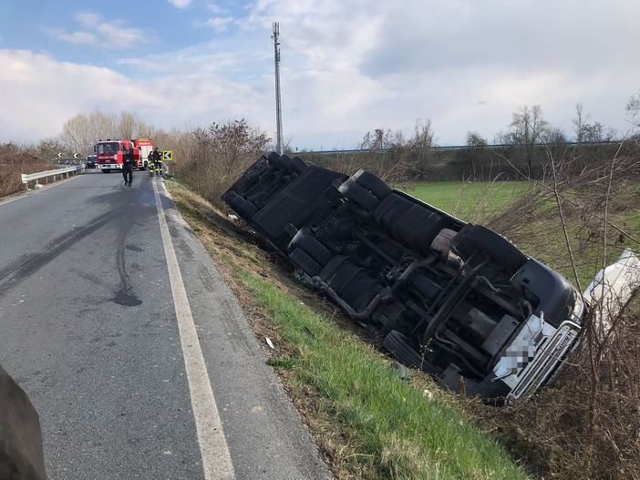 Camion frigo si ribalta sulla provinciale 43, strada chiusa a Sant'Albano Stura Camion frigo si ribalta sulla provinciale 43, strada chiusa a Sant'Albano Stura