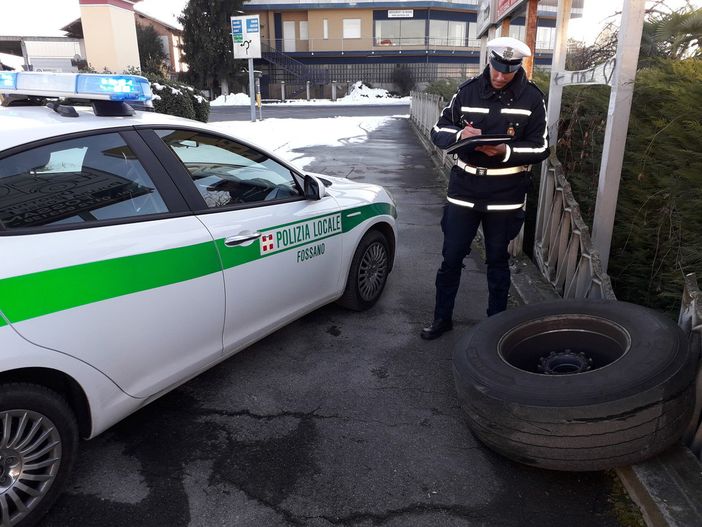 Fossano: tir perde una ruota e abbatte recinzione di un'abitazione, individuato dalla Polizia Locale
