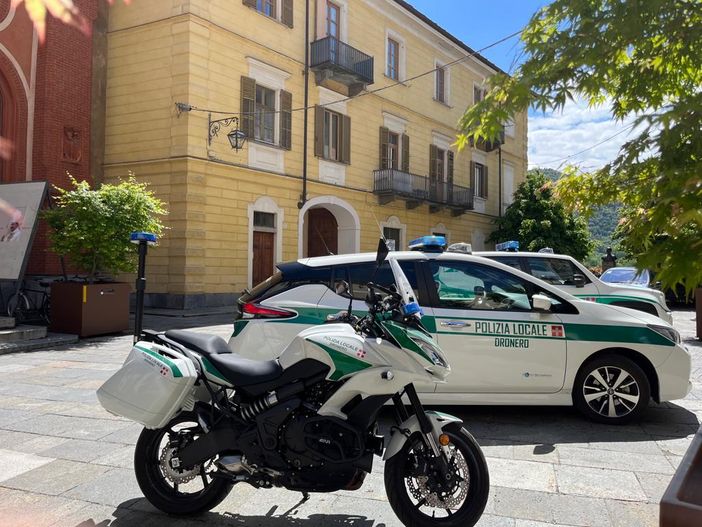 Dronero, non si ferma all'alt e tenta di investire i vigili che sparano alle gomme Dronero, non si ferma all'alt e tenta di investire i vigili che sparano alle gomme