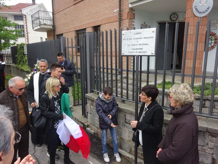 Sommariva del Bosco, gioia e commozione all’intitolazione del Largo dedicato ai carabinieri Alessandro Borlengo e Giorgio Privitera (FOTO)