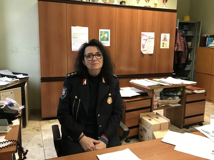 Dopo 42 anni in divisa, va in pensione la prima vigilessa assunta dal Comune di Cuneo