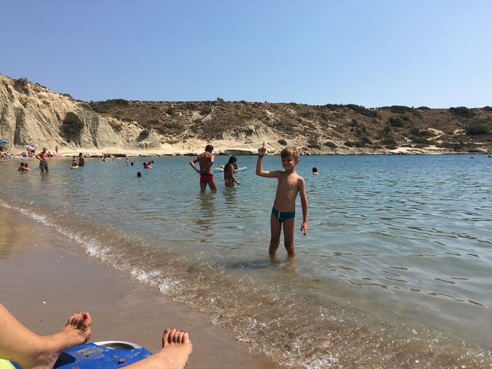 Anche Marcello da Kolimbia nell'isola di Rodi legge Targatocn... Anche Marcello da Kolimbia nell'isola di Rodi legge Targatocn...