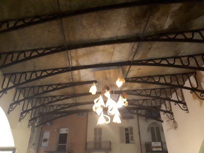 Lampade artigianali in legno: è la nuova installazione in Contrada Mondovì a Cuneo Lampade artigianali in legno: è la nuova installazione in Contrada Mondovì a Cuneo