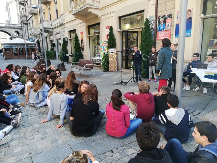 Lettura &quot;on the road&quot; per gli studenti ella scuola secondaria Franco Centro di Madonna dell'Olmo