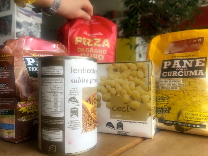 I carrelli ai tempi del coronavirus: boom per farine, legumi secchi, carne in scatola, fagioli conservati e lievito I carrelli ai tempi del coronavirus: boom per farine, legumi secchi, carne in scatola, fagioli conservati e lievito