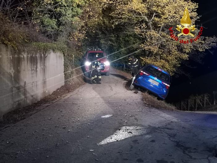 Manovra errata, vettura resta in bilico su una scarpata a Serralunga d'Alba