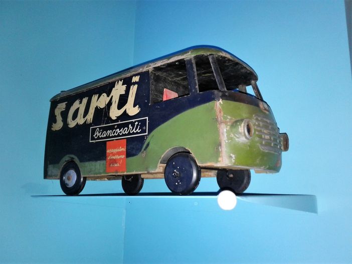 Pubblicità, immagini d'epoca, giornali, locandine cinematrografiche, cimeli: immagini di un'epoca che ha fatto storia nella mostra al via a Cherasco