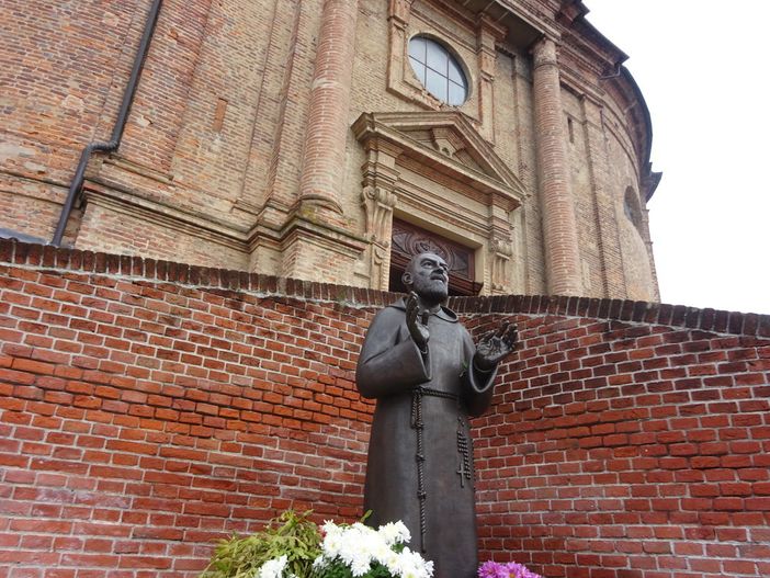 La statua di Padre Pio collocata all’esterno della chiesa di Santa Maria degli Angeli