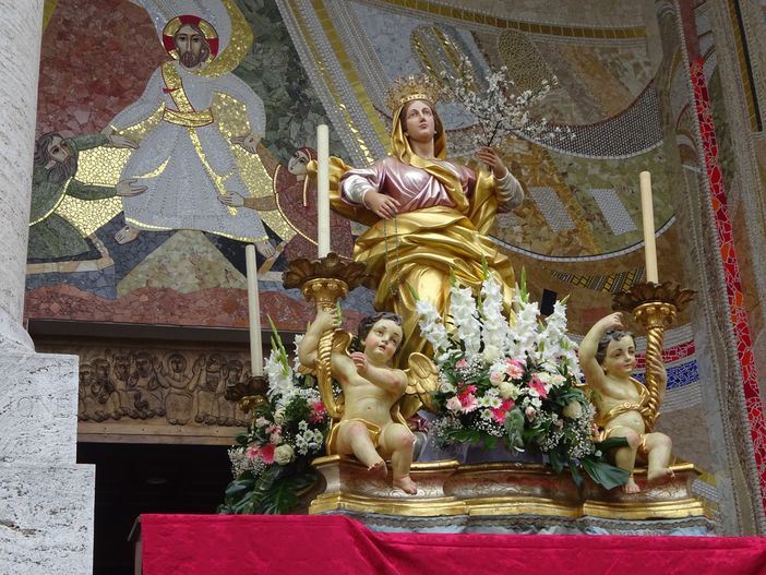 Nella foto il simulacro della Madonna dei Fiori, patrona della città di Bra