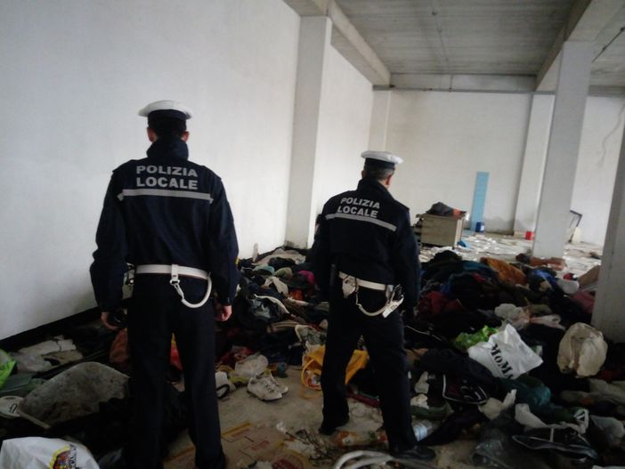 Accatastamento di materiale vario nell'ex area supermercato, accertato utilizzo improprio di alcuni spazi dalla Polizia Locale di Fossano Accatastamento di materiale vario nell'ex area supermercato, accertato utilizzo improprio di alcuni spazi dalla Polizia Locale di Fossano