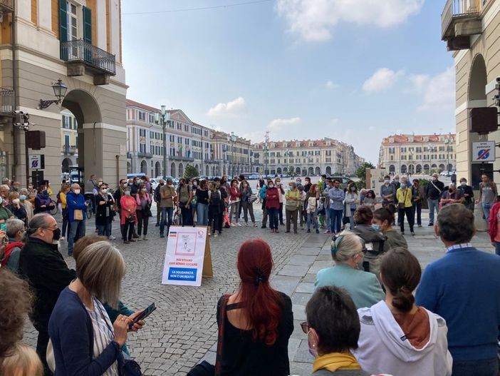 “Noi stiamo con Mimmo Lucano”: in 200 a Cuneo a protestare contro la sentenza di condanna “Noi stiamo con Mimmo Lucano”: in 200 a Cuneo a protestare contro la sentenza di condanna