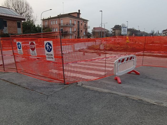 Mondovì, cede manto stradale in via Manzoni: chiuso un tratto di strada Mondovì, cede manto stradale in via Manzoni: chiuso un tratto di strada