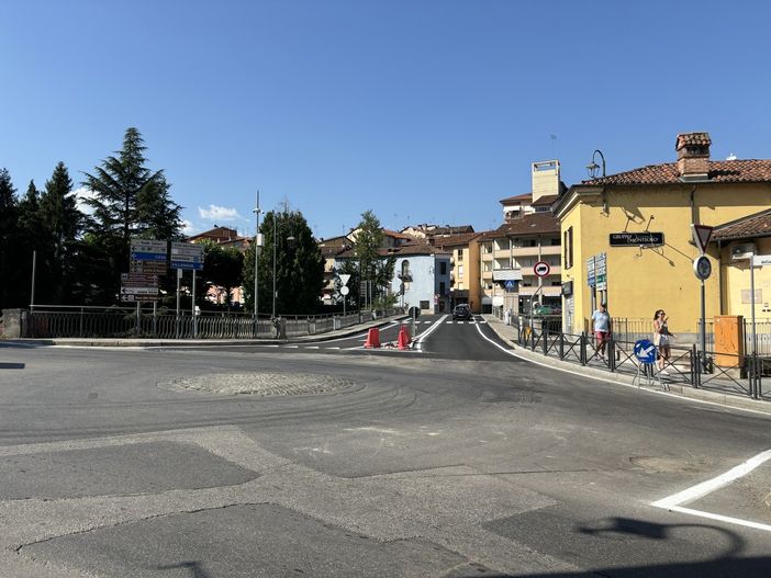 Riaperto da ieri sera il ponte della Madonnina a Mondovì, con la nuova segnaletica Riaperto da ieri sera il ponte della Madonnina a Mondovì, con la nuova segnaletica