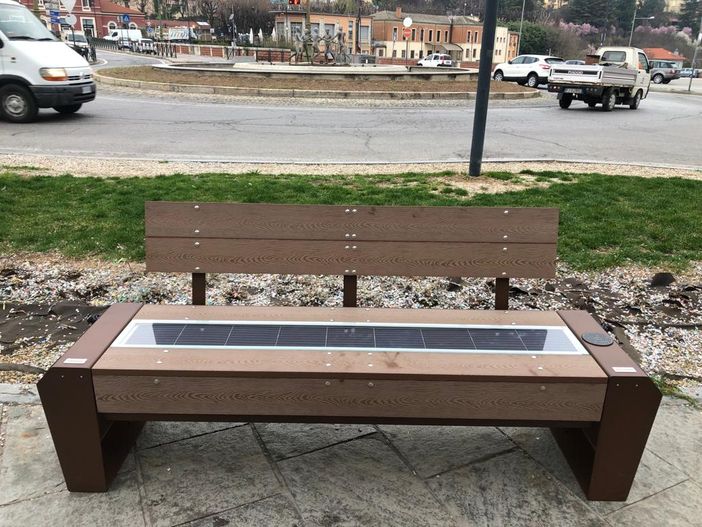 Installate le panchine smart a Mondovì: sono dotate di pannello solare per la ricarica del cellulare