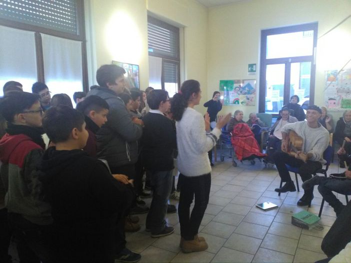 Alunni di Monesiglio in visita alla casa di riposo per gli auguri di Natale