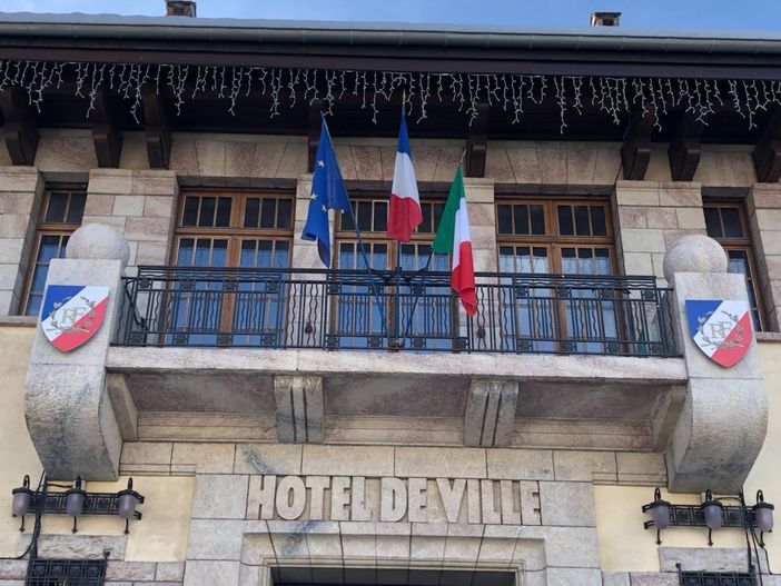 La bandiera dell'Italia sventola dal municipio di Barcelonnette